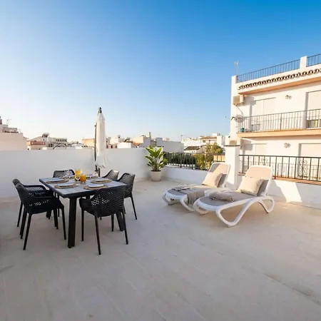 Casa Chica - Large Townhouse In Centro With Private Rooftop Hébergement de vacances Nerja